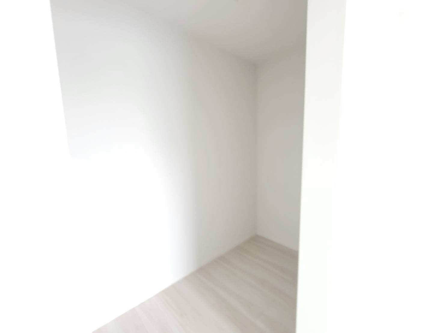 【LIGARE】小山市土塔 第8期 全1棟の収納|〇2階シェアクローゼット〇
ご家族分の収納が可能なシェアクローゼット。洗濯物を取り込んだり、各部屋に配って回る手間が省けます。洗う→干す→しまうの動線が2階で完結します♪
※2026年3月撮影