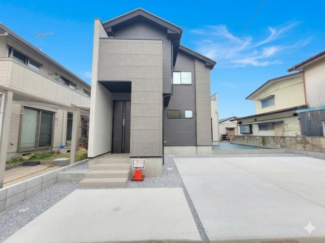 【LIGARE】小山市土塔 第8期 全1棟の駐車場|〇駐車スペース〇
並列3台駐車可能なゆとりのカースペース！夫婦それぞれの車、お友達の車もラクラク駐車♪
毎日繰り返す家事の時短がかなう、工夫満載の間取プランです！
※2026年3月撮影