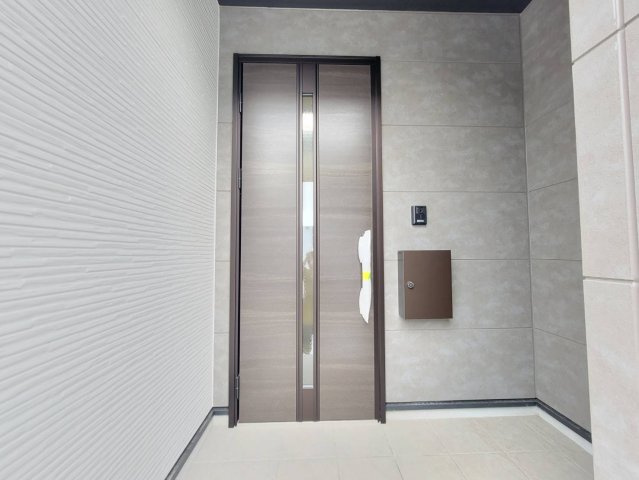 【LIGARE】小山市土塔 第8期 全1棟の玄関|〇玄関ポーチ〇
来客の顔を確認できるモニター付きインターホンで対応もスムーズ。
日々の暮らしに、ちょっとした安心と便利さをプラス！
※2026年3月撮影