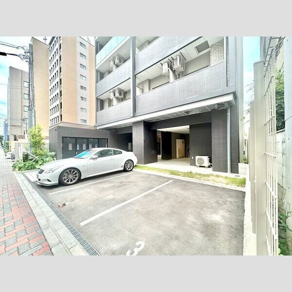 エスリード上前津テルツェの駐車場