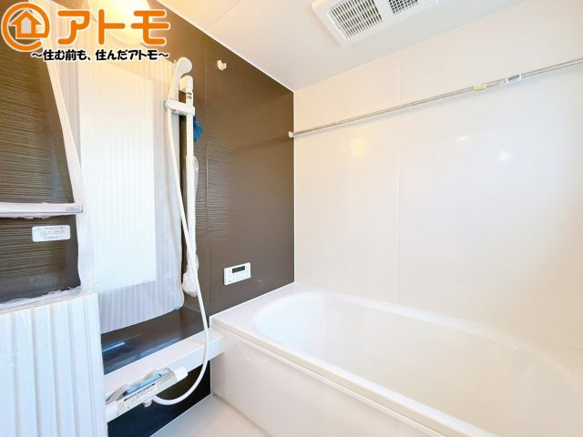 【浴室】 | 葵区南田町　中古戸建 | 浴室は落ち着いた色のパネルでゆったりと過ごせる空間です。お風呂で一日の疲れを癒しましょう♪