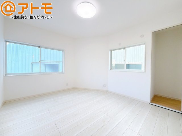 【寝室】 | 葵区南田町　中古戸建 | 収納スペースもしっかり確保したお部屋は、収納家具の数も減らせるのでお部屋を広く使えます！
