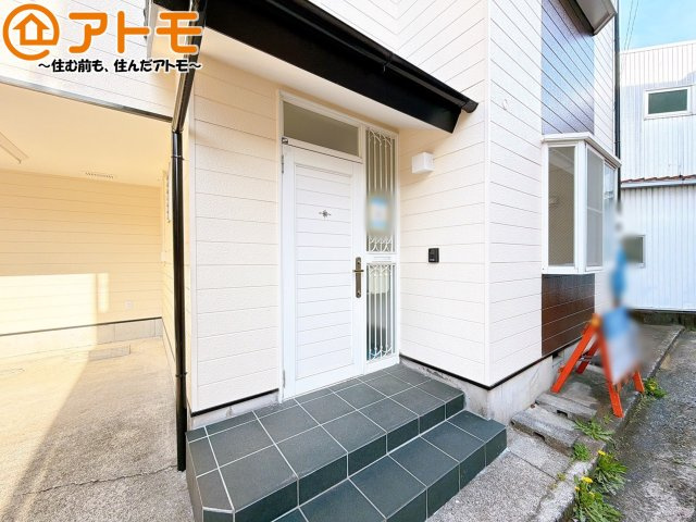 【玄関】 | 葵区南田町　中古戸建 | 落ち着いた色合いの玄関はダブルロックで防犯性に優れた仕様になっています♪
