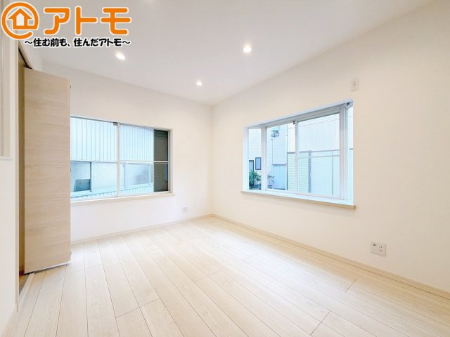 【居間・リビング】 | 葵区南田町　中古戸建 | 日当たりのよいリビングは、一年を通してぽかぽかとしています。家族が自然と集まる空間になりそうですね♪