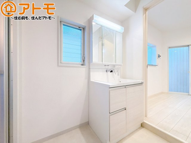 【独立洗面台】 | 葵区南田町　中古戸建 | 壁付け水栓の洗面台は水垢がたまりにくく、お掃除がしやすいですね♪