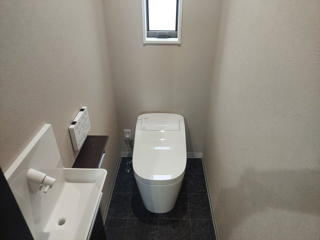 宝塚市山本西1丁目新築一戸建のトイレ|1階トイレ　温水洗浄便座付き