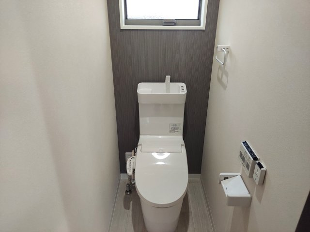 宝塚市山本西1丁目新築一戸建のトイレ|2階トイレ　温水洗浄便座付き