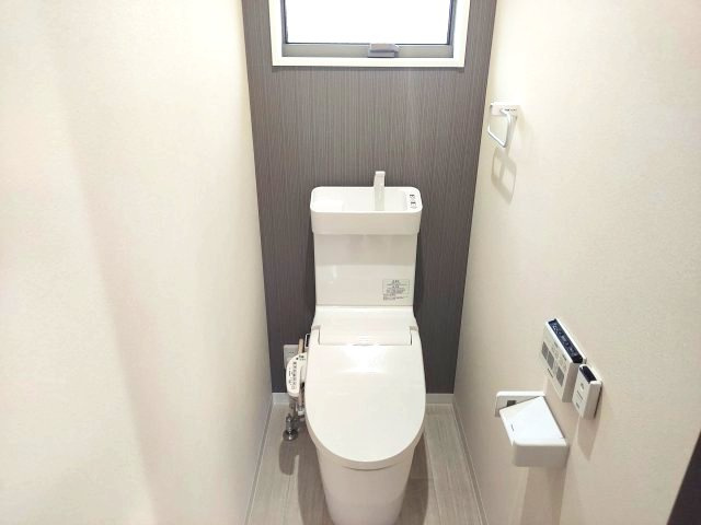 宝塚市山本西1丁目新築一戸建のトイレ|2階トイレ　温水洗浄便座付き