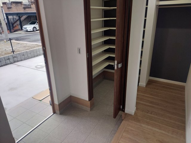 宝塚市山本西1丁目新築一戸建の玄関