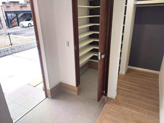 宝塚市山本西1丁目新築一戸建の玄関