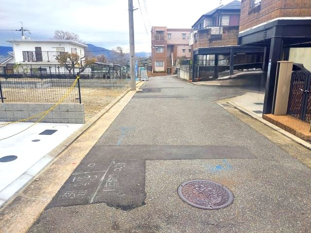 宝塚市山本西1丁目新築一戸建の前面道路含む現地写真|前面道路