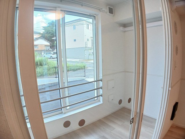 グランディールのバルコニー|明るい色調の室内です