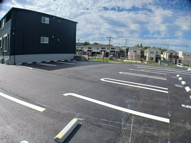 グランディールの駐車場|駐車場があるので、車を買う予定の方も安心です