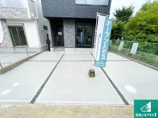 ★29(土)30(日)現地見学可能！★宇治市宇治大谷　ラスト1邸の駐車場|並列２台駐車可能！ゆとりの駐車スペースで車庫入れもスムーズ！