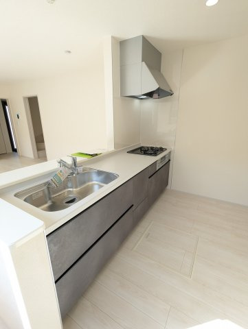 日立市森山町9期のキッチン|キッチンです。開放感がありお部屋を見渡せ・・動線が非常に効率的でスムーズな作業ができ魅力的です。（同施工物件）