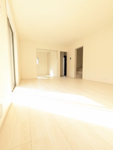 日立市森山町9期の居間・リビング|大きな窓があり陽射しが差し込みます。お子様の目を離すことなく片付け・お料理ができ安心です～♪（同施工物件）