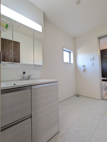 日立市森山町9期の独立洗面台|シャワー付き三面台ワイドな三面鏡～収納も充実～忙しい朝には心強いです～！！（同施工物件）