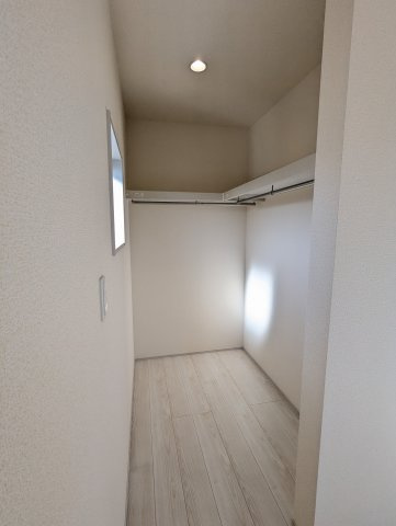 日立市森山町9期の収納|ウォークインクローゼットには衣類だけでなく、趣味のグッズもたっぷり収納できます（同施工物件）