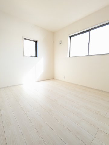 日立市森山町9期の洋室|採光・通風が良く毎朝気持ち良く起床ができ・・日中も日差しが降り注ぐ～暖かいお部屋です。（同施工物件）