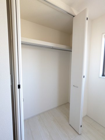 日立市森山町9期の収納|奥行きのある収納には、衣類や小物などすっきりとしまっていただけます！（同施工物件）