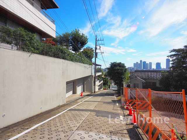【前面道路含む現地写真】 | 大田区田園調布4丁目 | 現況更地です。お問合せを心よりお待ちしております。