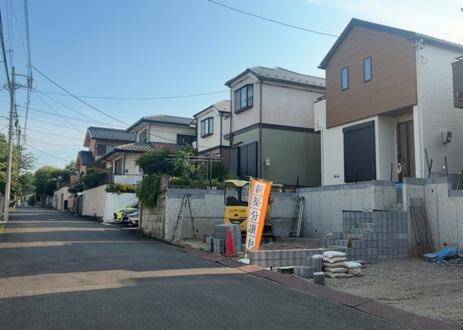 【前面道路含む現地写真】 | 住宅用の土地では前面道路に2m以上接していなければならないと法律で定められています。しかし、お持ちの車のサイズやライフスタイルなどにより、2mでは利便が悪い場合もございますので、事前に確認しましょう。