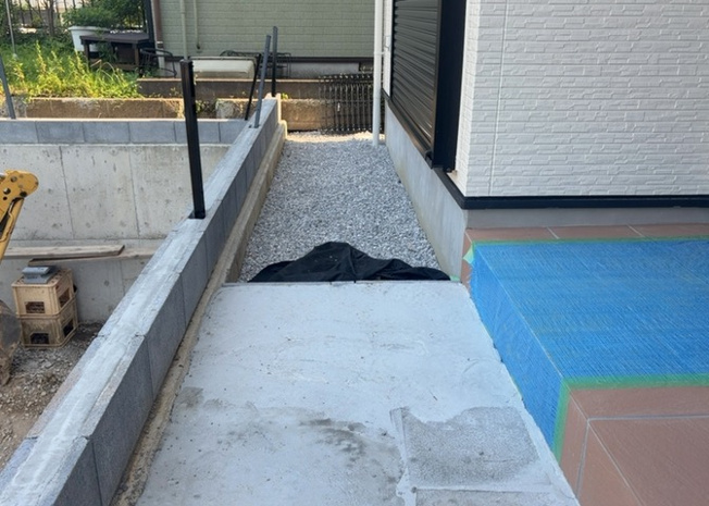 【庭】 | 庭があることでガーデニングや家庭菜園はもちろん、こどもの遊び場やペットを放して遊ぶことができます。また、家の周囲に余裕があるということです。隣地との間があれば、十分な日当たりと、風通しが確保できます。