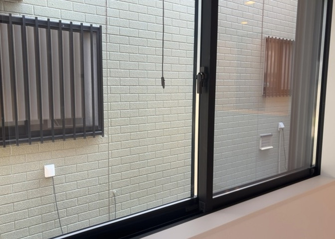 【内装】 | サッシとは、ガラス窓に使用される金属製の窓枠のことです。一般的に住宅建築では、金属製建具工事の段階で備え付けるもので、ガラス類や玄関、バスルームのスチール製のドアなどと同じタイミングで工事を行います。