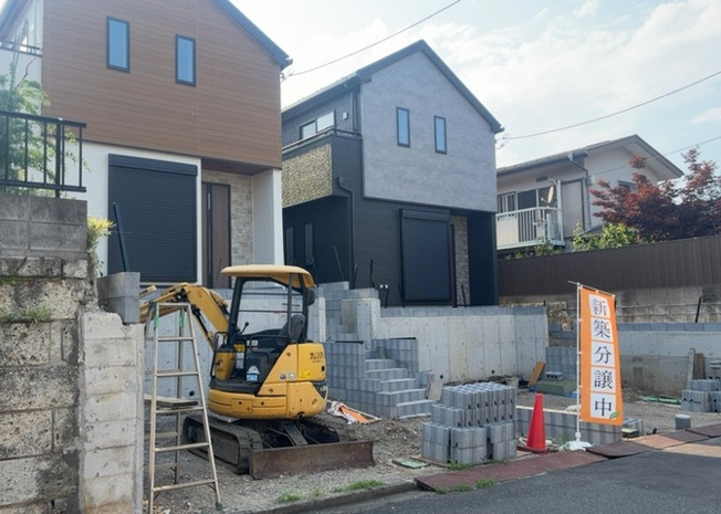 【前面道路含む現地写真】 | お持ちの車種によっては前面道路が広い方が便利でしょう。しかし、前面道路が広ければその分交通量が多くなるため、騒音などが気になる場合があります。実際に現地を見学し、周辺交通量や騒音などを確認しましょう！