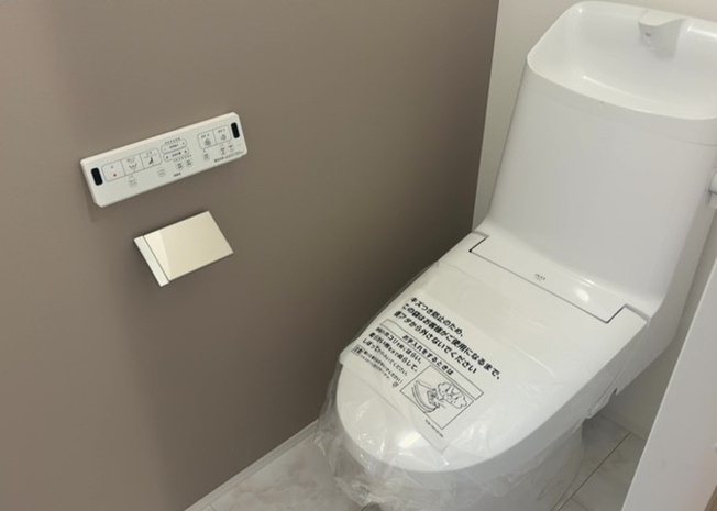 【トイレ】 | トイレは大きさや形、機能、抗菌性などが異なる多種多彩なタイプが各メーカーから出ています。それぞれに良さがあるため、事前にどういったタイプのトイレがいいのかをご家庭内で決めて、内見に行くといいでしょう。