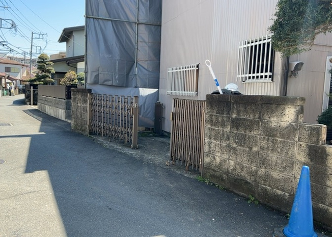 【外観】 | 家を建てる場合、方位は要チェックです。現実的に日当たりのよい家ならばリビングは南側、建築基準法でも北側に当たる家への配慮は求められています。土地を見学に行く際は、方位磁針を持って行くようにしましょう。