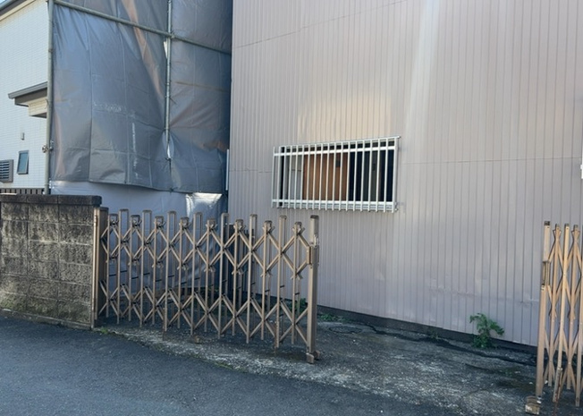 【外観】 | 土地を買う際、住む地域の自治体や福祉の補助制度にも注目してみましょう。子供や老人の医療補助やゴミ出しのルールなど、自治体によってルールに大きな違いがあるため、暮らしやすい土地で判断するとよいでしょう。