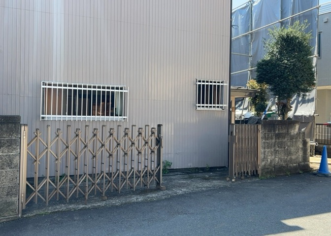 【外観】 | 土地の前の道路に消火栓が設置されていることがあります。この場合、道路交通法第45条第1項により、駐車禁止の場所が指定されています。そのため、車庫などの駐車スペースをつくることができない場合があります。