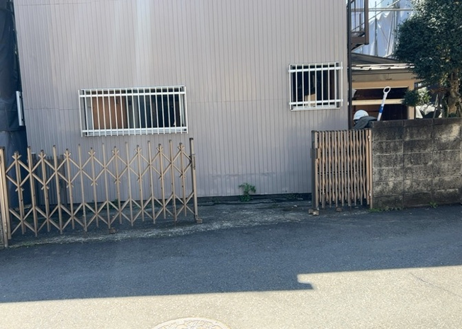 【外観】 | 隣家の土地はどうなっているのか、生活利便施設が近くにあるのか、学校まで近いかなど、お客様のライフスタイルにあわせたイメージが重要です。また、近くにあると困る施設が近くにないかも確認するといいでしょう。