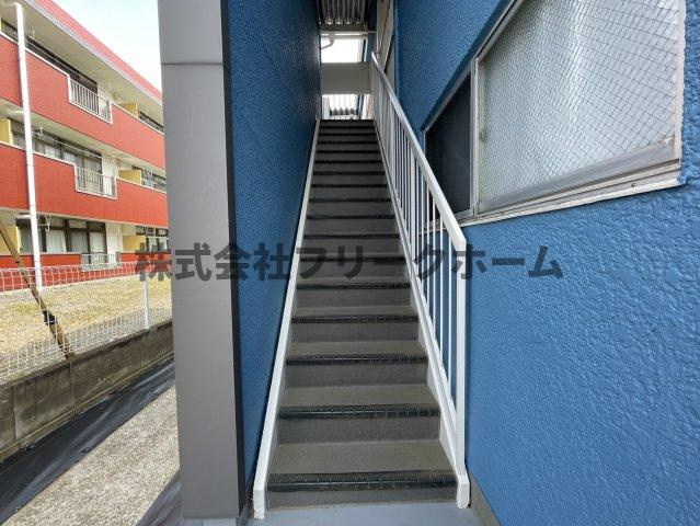 三鷹市上連雀４丁目の賃貸マンションのエントランス