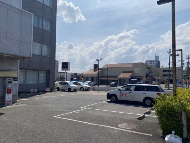 山之手ビルの駐車場