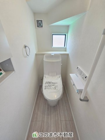 クライン下野市川中子第1期のトイレ|小窓から換気ができて清潔なトイレスペース☆