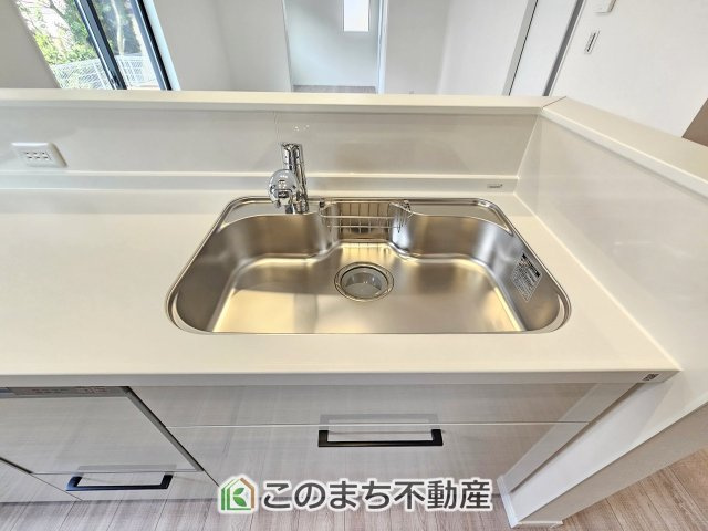 クライン下野市川中子第1期のキッチン|ビルトイン型浄水器を内蔵したキッチン水栓。お米を研いだり、野菜を洗ったりするときなど用途に応じてワンタッチで浄水に切り替えが可能です。カートリッジ式なので、フィルターを簡単に交換する事が出来ます。