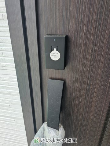 クライン下野市川中子第1期の設備|玄関キーは停電時も安心な電池式。スマートフォンからカギを登録。スマートフォン、エントリーキー(ドアキー)、リモコンキーなど家族一人ひとりの使いやすさに合わせて施解錠方法が選べます。
