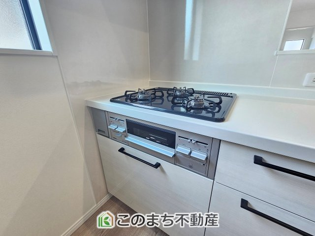 クライン下野市川中子第1期のキッチン|三ツ口コンロ採用で、同時調理もスムーズ◎！お料理を並べられるカウンター付きで、配膳・片付けをサポート！リビングで過ごすご家族とコミュニケーションを楽しみながら作業可能です♪