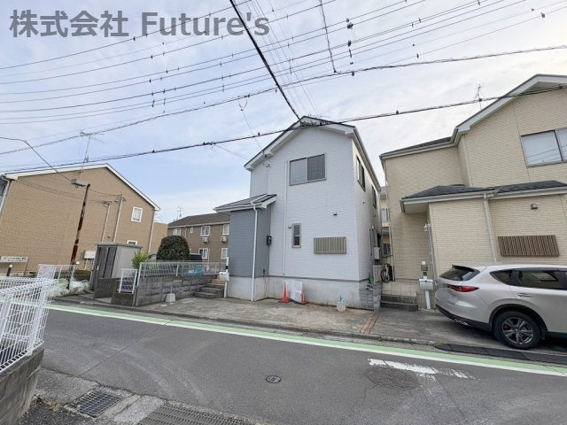 三郷市早稲田8丁目　中古戸建の前面道路含む現地写真|前面道路含む現地写真です。