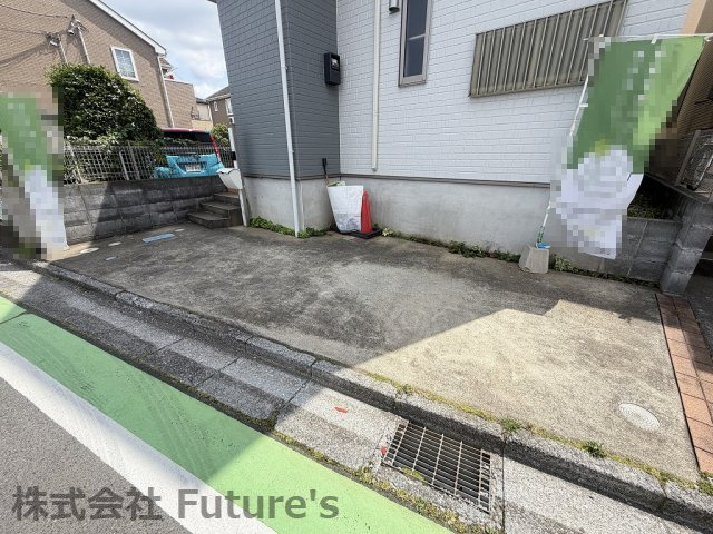 三郷市早稲田8丁目　中古戸建の駐車場|カースペース1台分付き