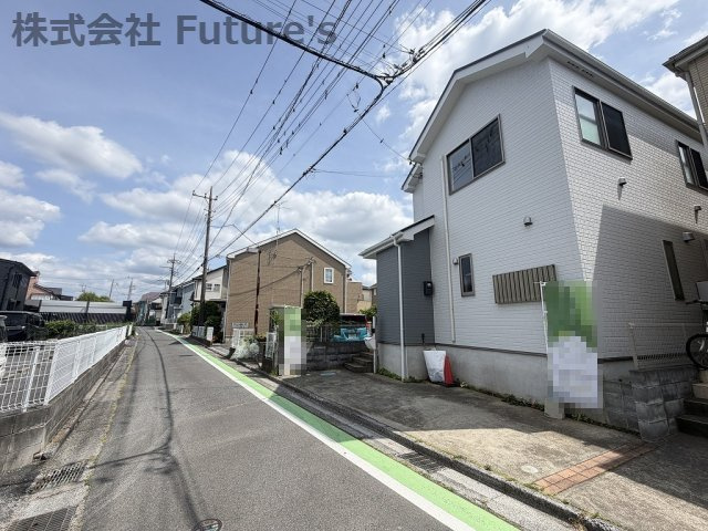 三郷市早稲田8丁目　中古戸建の前面道路含む現地写真|前面道路含む現地写真です。