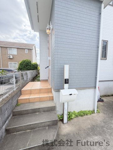 三郷市早稲田8丁目　中古戸建のエントランス|玄関アプローチ