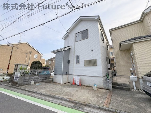 三郷市早稲田8丁目　中古戸建の外観|前間小学校まで徒歩2分でお子様の通学も安心