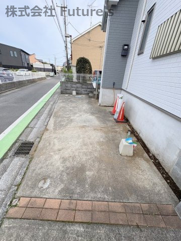 三郷市早稲田8丁目　中古戸建の駐車場|カースペース1台分付き