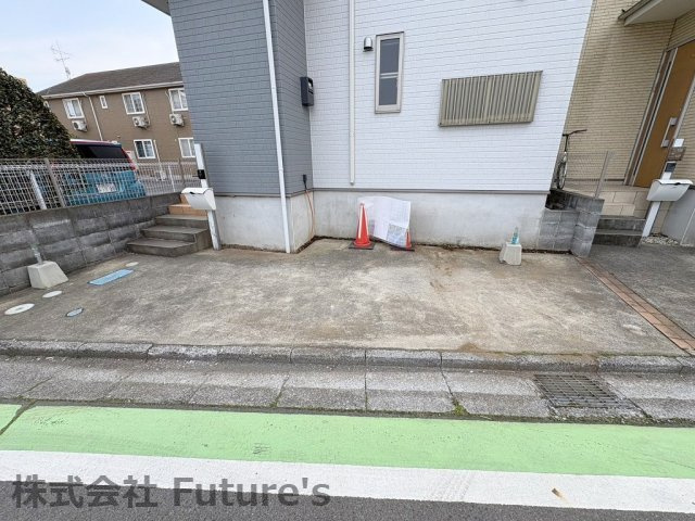 三郷市早稲田8丁目　中古戸建の駐車場|カースペース1台分付き