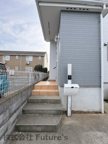三郷市早稲田8丁目　中古戸建のエントランス|玄関アプローチです