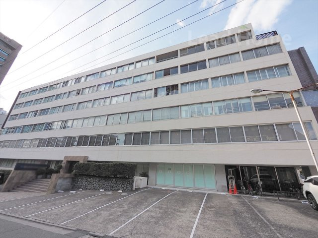 【外観】 | 外苑マンション | 渋谷区千駄ヶ谷5丁目に建つ「外苑マンション」。地下1階付地上6階建・総戸数26戸のマンションです。