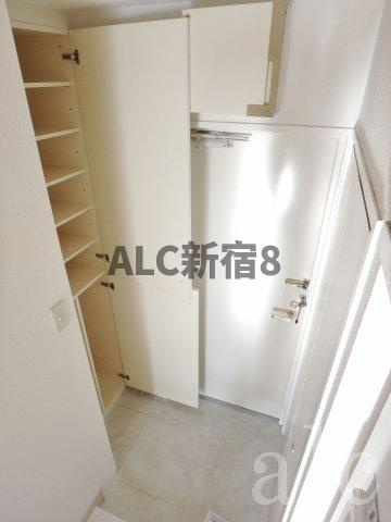 練馬区中村１丁目の賃貸マンションの玄関|白を基調とした落ち着いたデザインです。　反転タイプ